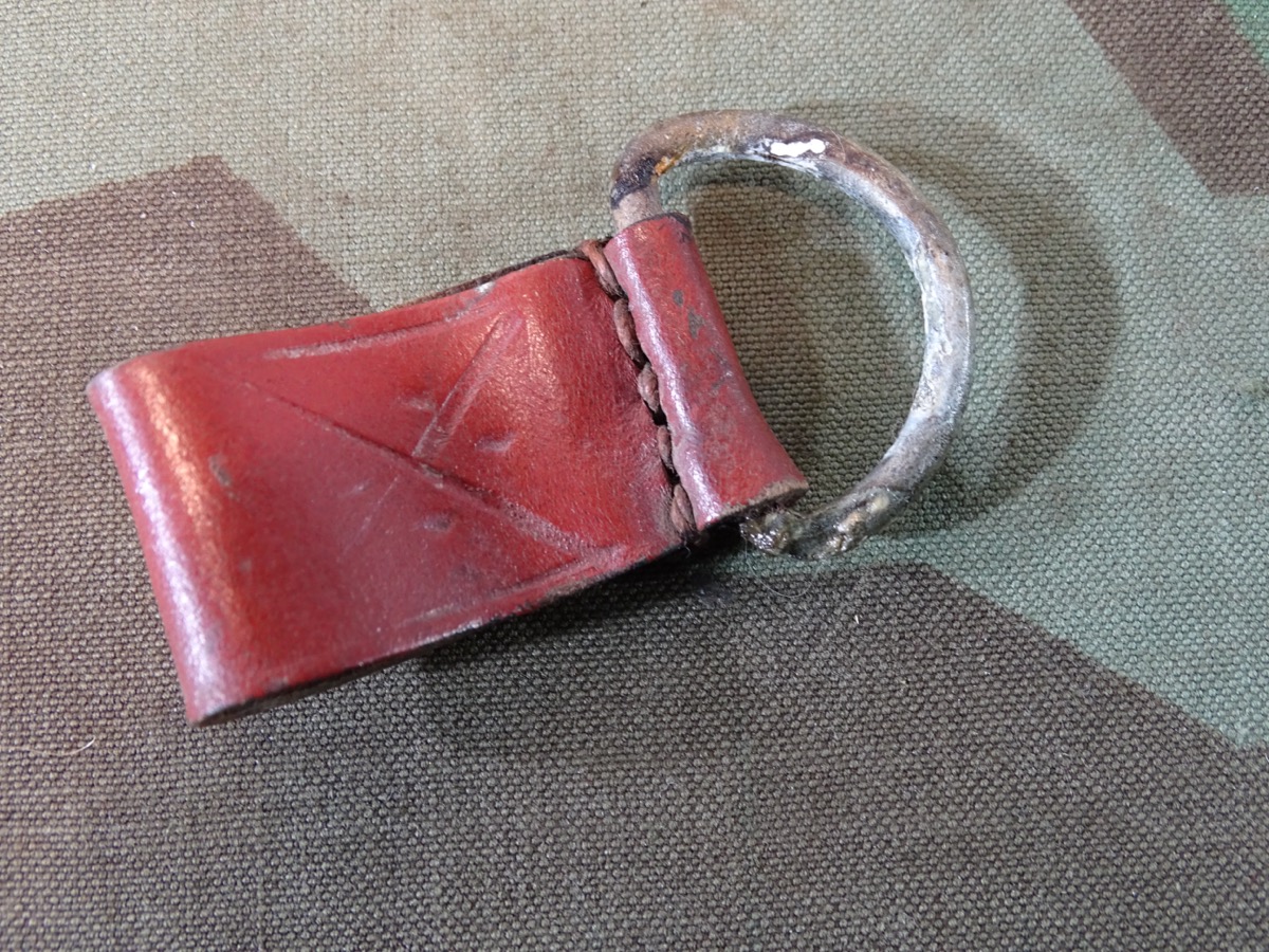 Lasche mit D -Ring zum Befestigen der Seitenwaffe / Degen / Dolch am Unterschnallkoppel 1. / 2. Weltkrieg
