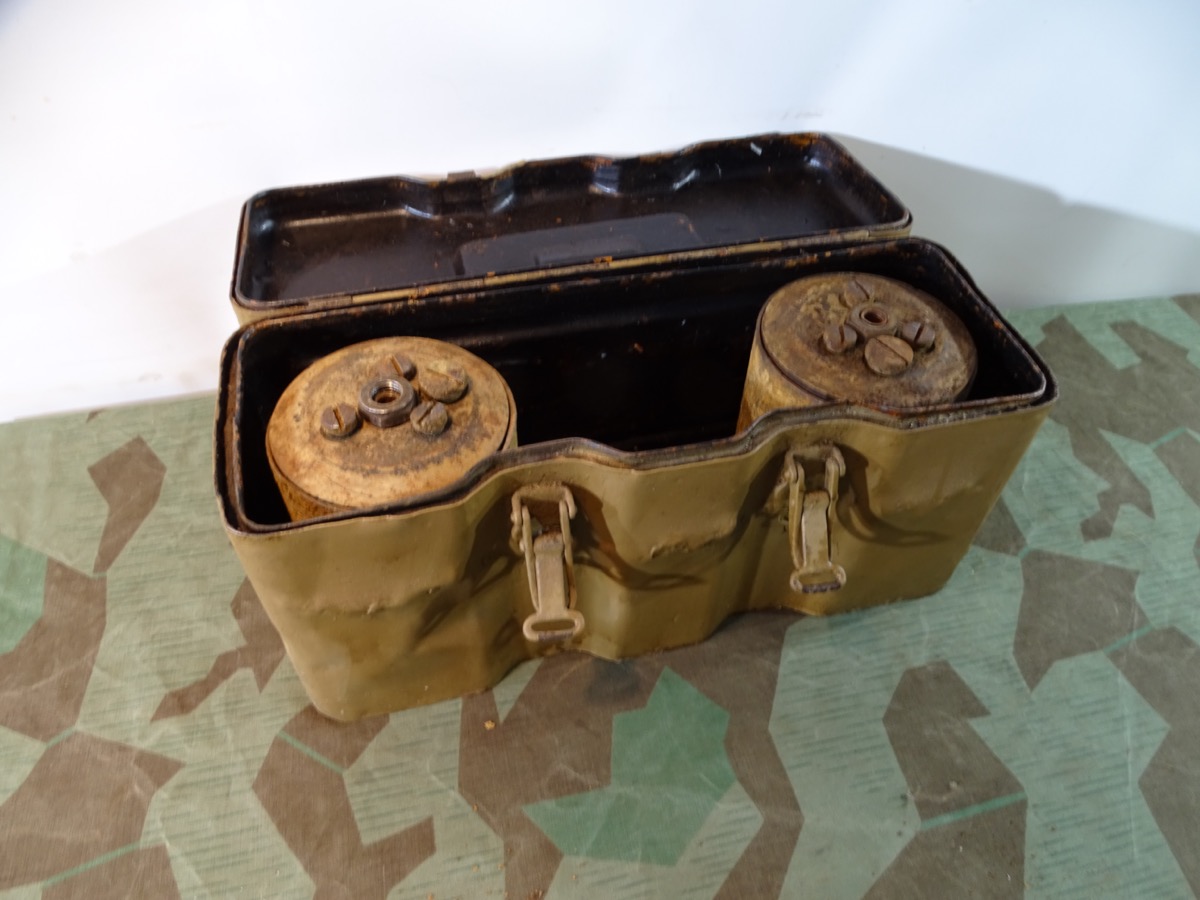2 Stck. S Mine 35 (Springmine/ Schrapnellmine 35) bekannt als "Bouncing Betty" mit 3 Zündern in Tragekasten 2 Stck. S Mine 35 (Springmine/ Schrapnellmine 35) bekannt als "Bouncing Betty" mit 3 Zündern in Tragekasten
