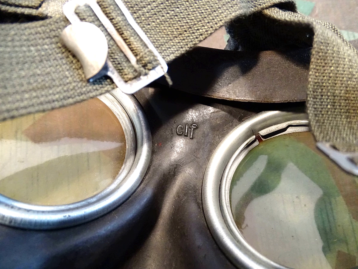 20925-7 Gasmaske mit Dose M 38 und Filter FE 41, (unbenutzt) und Losantin, alles 1944
