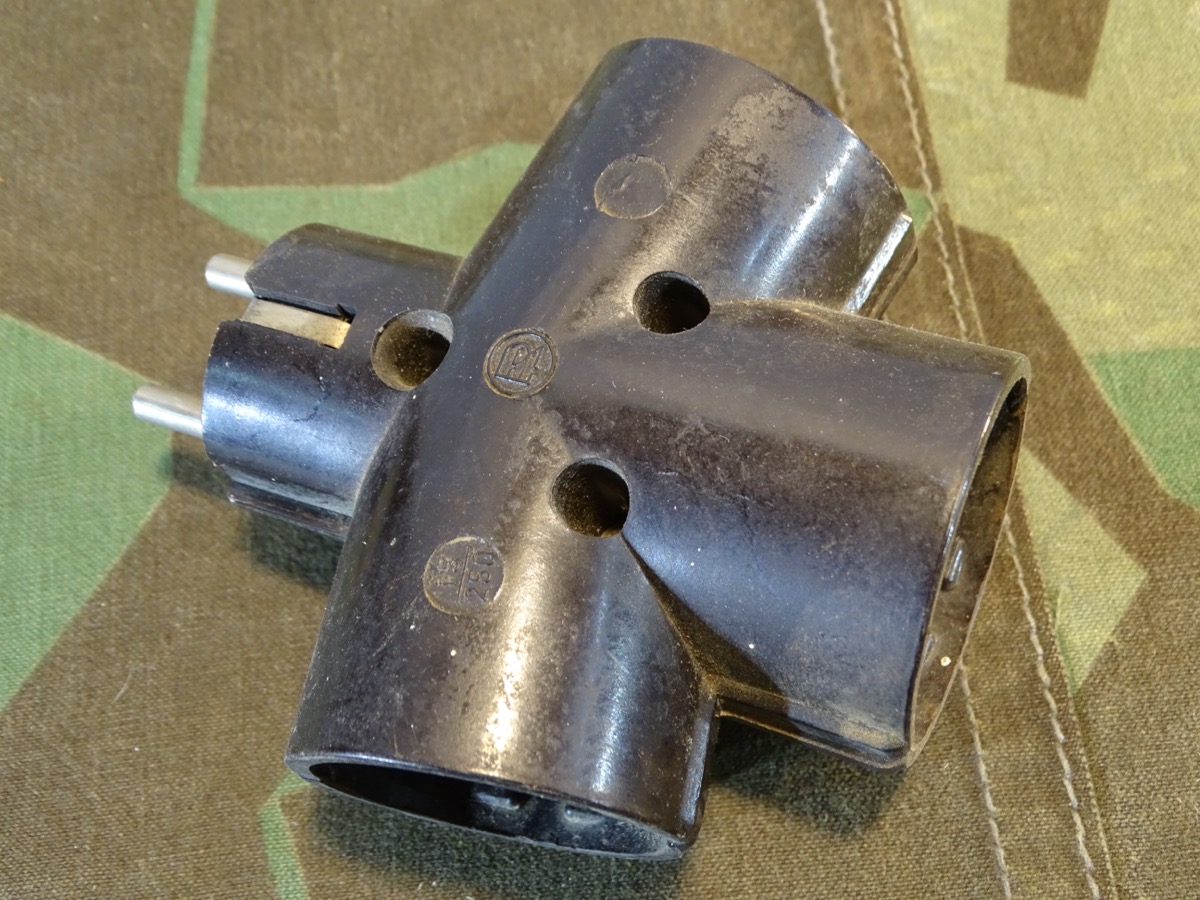 3er Doppelstecker aus Bakelit. 40er / 50er Jahre. Gut zur Ergänzung von Nachrichten Ausrüstung und elektrischem Gerät.