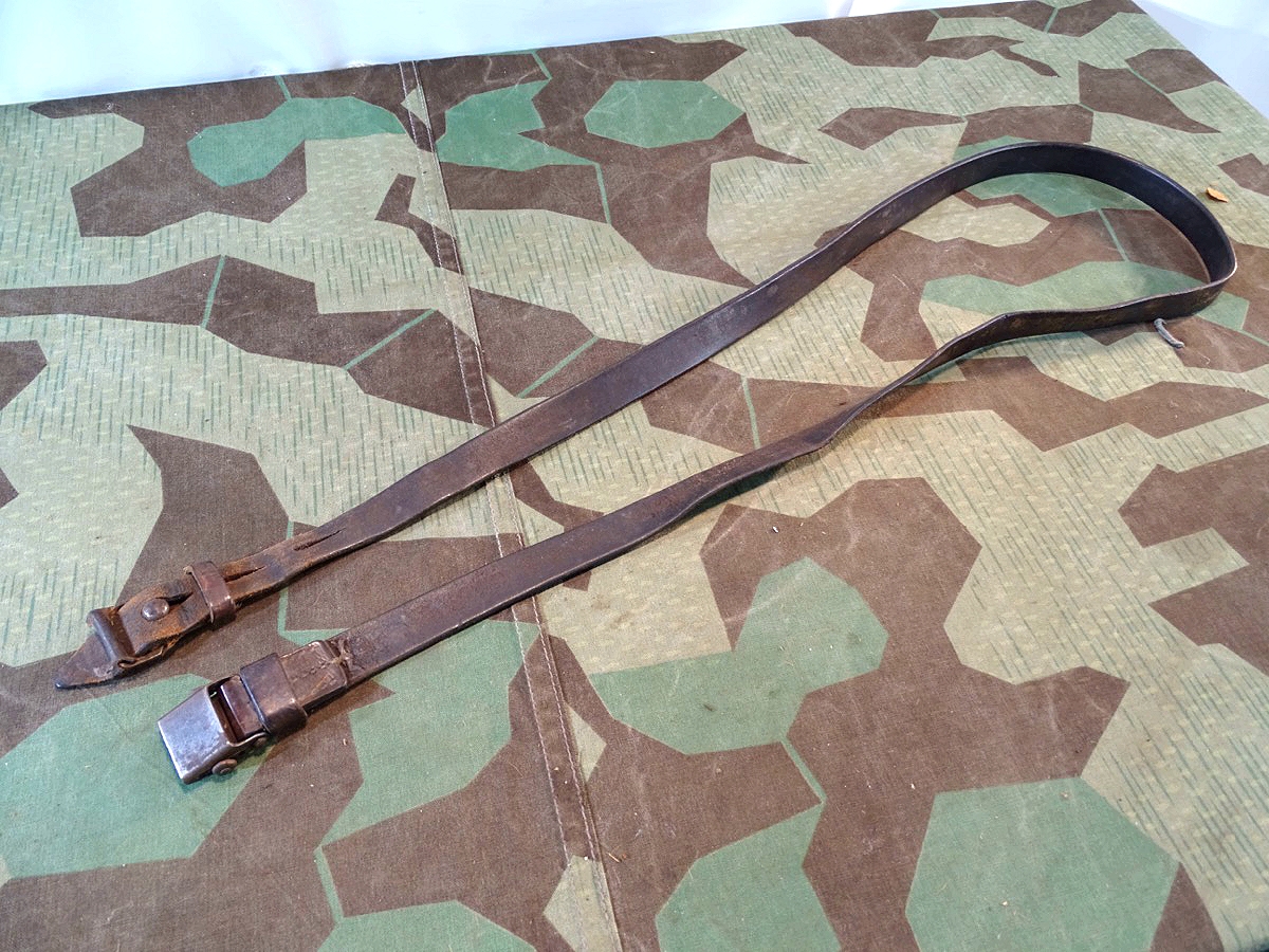K 98 Gewehr Riemen, dunkles Leder, mit Metallschieber, Frosch und Lederöse