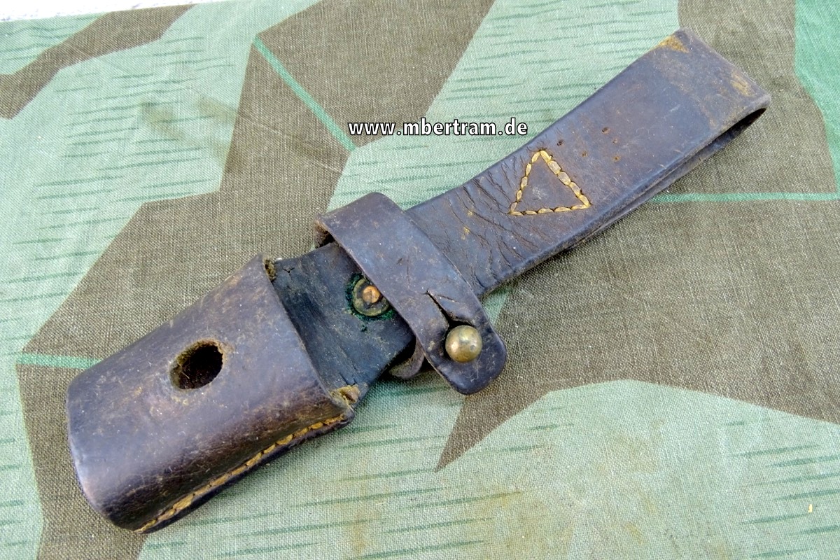 Koppelschuh für Seitengewehr M48, auch für K 98 Bajonett nutzbar, aus Leder.