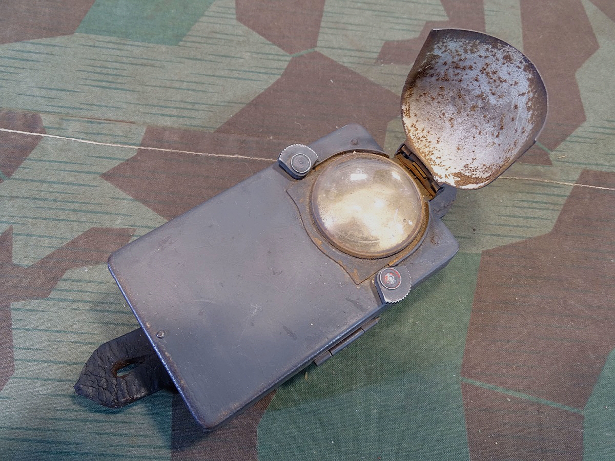 Luftwaffe blaugraue Dienst Taschenlampe mit Abblendhaube und 2 Farbschiebern. 