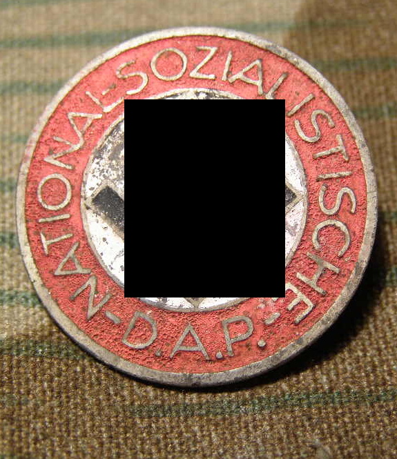 NSDAP PARTEIABZEICHEN, Feinzink, lackiert, BODENFUND.