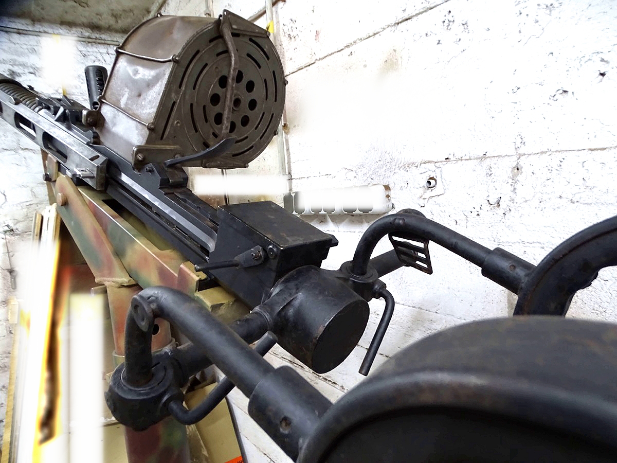 Deaktivierte 20 mm Oerlikon Flak MK 2, 1943, getarnte Behelfslafette, Wehrmachts Beutekanone, 1 Magazin, ( Nr. S-33141)