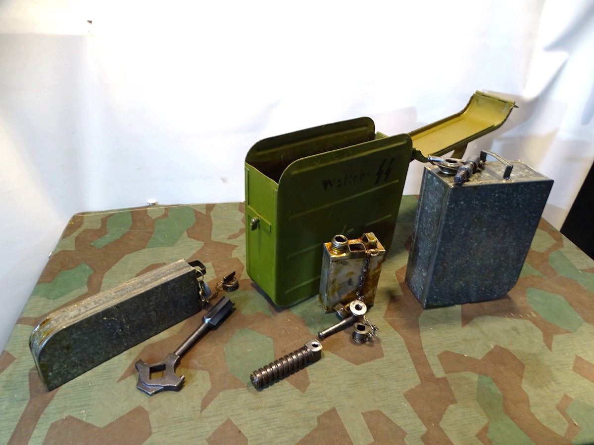Waffenmeister Gurtkasten für das MG Maxim M 1910 mit umfangreichem Inhalt Waffenmeister Gurtkasten für das MG Maxim M 1910 mit umfangreichem Inhalt