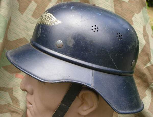 Luftschutzhelm, Gladiatorform, Originalwappen, dunkelblau