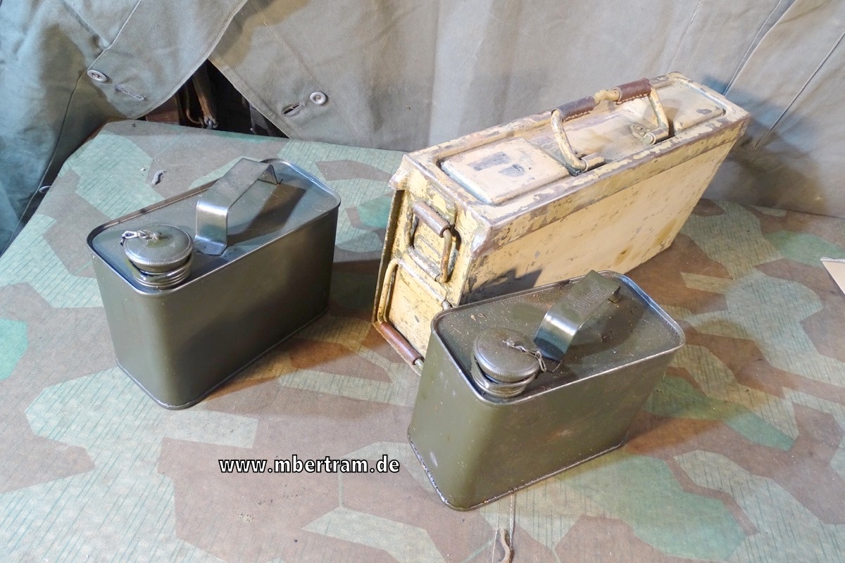 MG 34/42 Waffenmeister Patronenkasten 41 "P"  mit 2 Waffenölkanistern, "bdk 44"