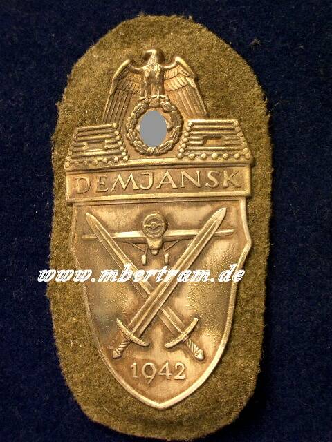 Ärmelschild Demjansk 1942 auf feldgrauem Uniformstoff