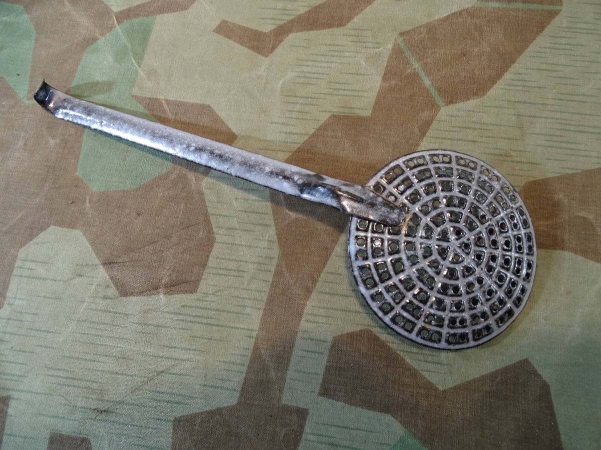Seihe / Schöpfkelle aus Boden von Gasmasken Filter FE 37 der Wehrmacht. Nachkriegsumbau. Schwerter zu Pflugscharen