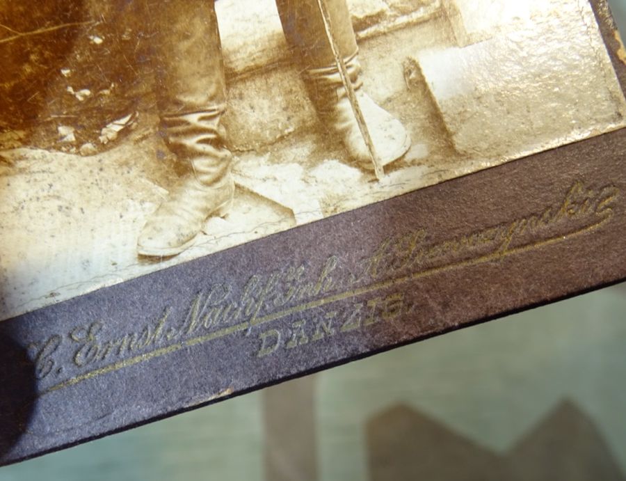 Kabinettfoto feldgrauer Kürassier 1. Weltkrieg mit Kürassiersdegen, weißem Kavallerie Koppel