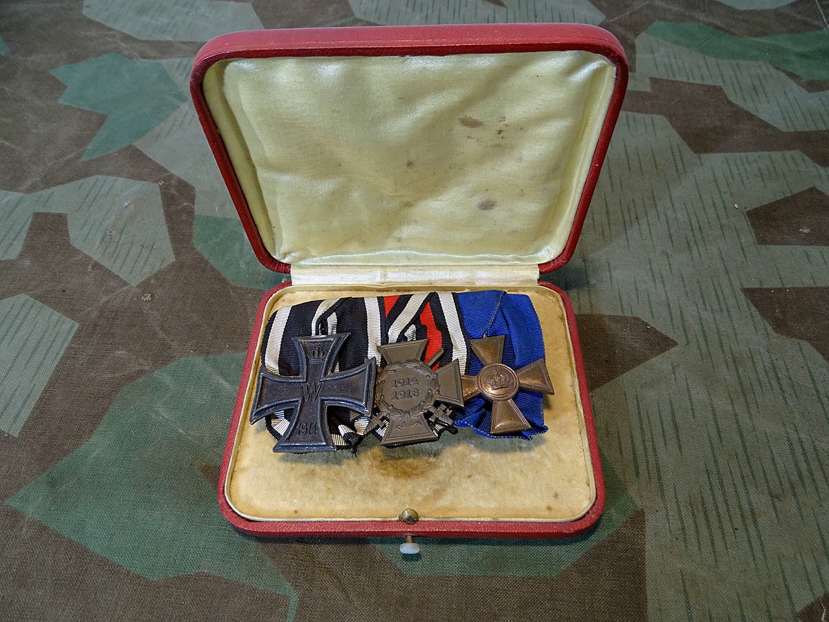 3er Ordensspange EK 2 1914, Ehrenkr f. Frontkpf. , preuss mil. DA 15 Jahre, mit altem Schmuckkästchen