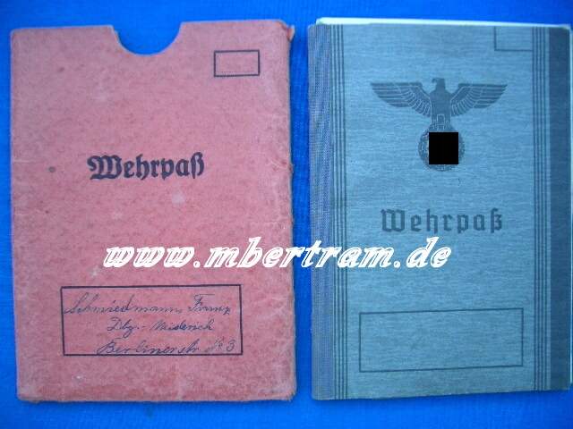 Wehrpass ,Kriegsausführung. Sehr guter Zustand. F. Schmiedemann. Schöne Wehrpasshülle u. Meldebesche
