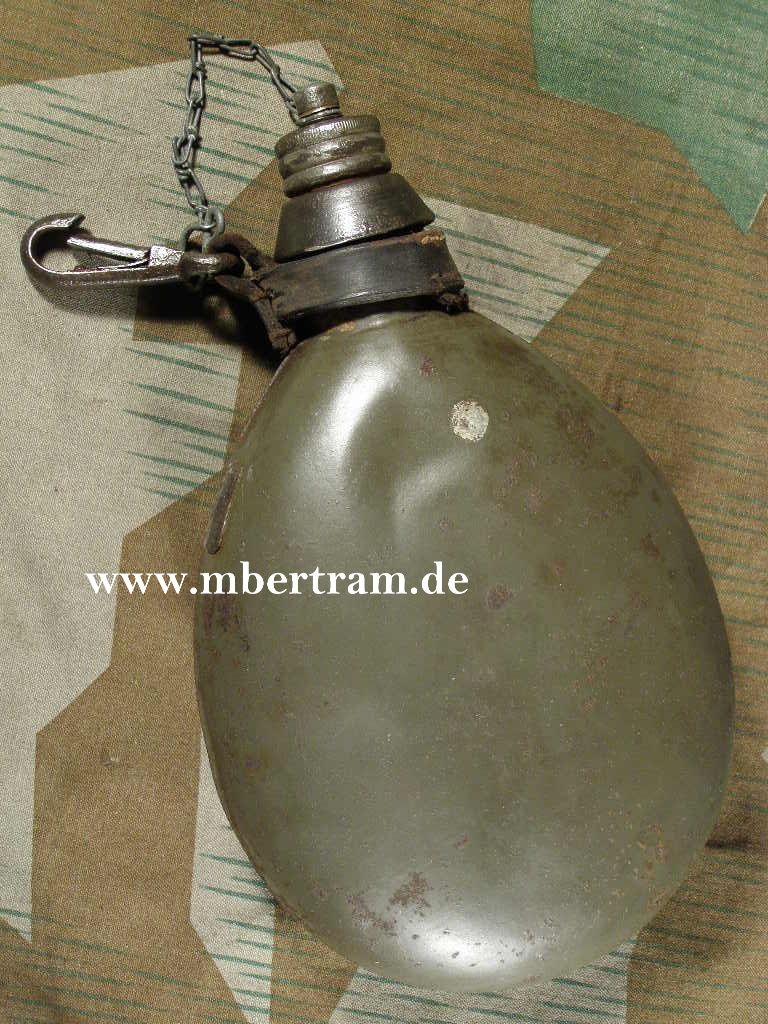 Deutsche Feldflasche 1. Weltkrieg. Stahl feldgrau, Korken 1918
