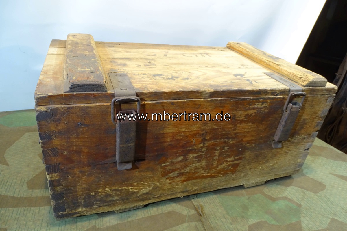 Holz Munitionskiste für 3,7 Pz. Pak Granaten mit Schrift und Etikett