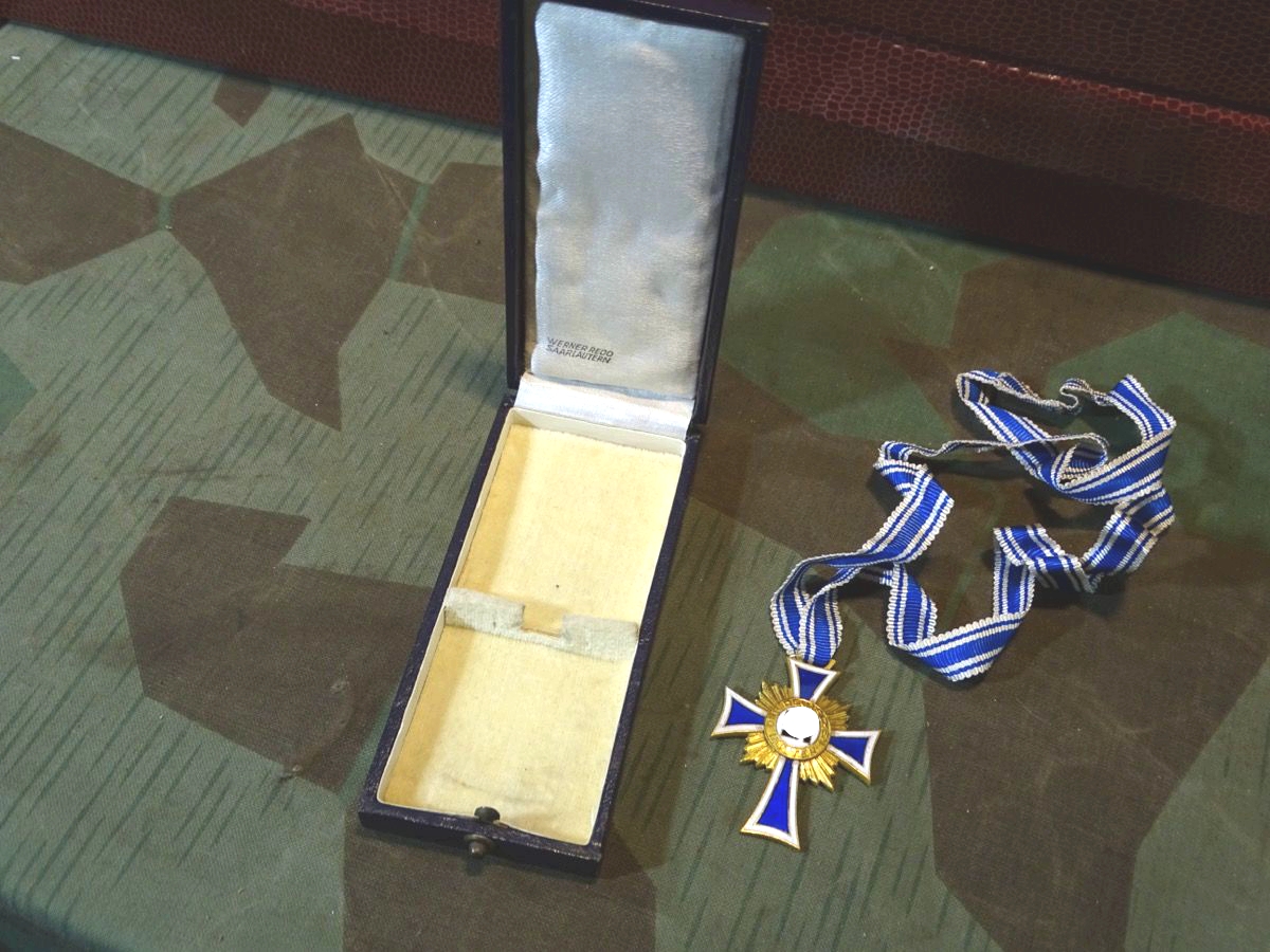 Ehrenkreuz der deutschen Mutter 1 Stufe in Gold, m. Etui, langes Band,  Hst.: W.Redo