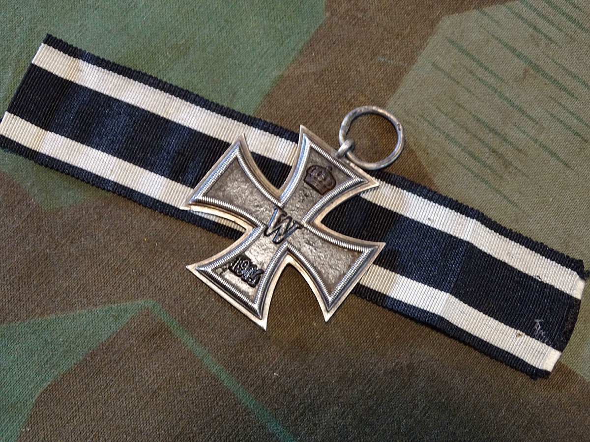 Eisernes Kreuz 2. Klasse 1914, Eisenkern größtenteils geschwärzt, Ring mit Hersteller Marke HB