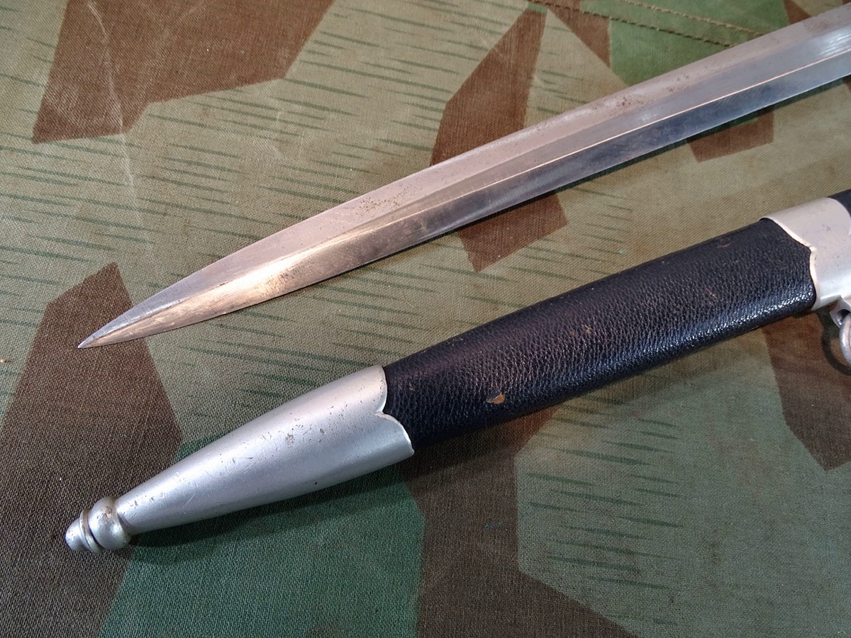 Luftwaffe Offiziersdolch 1. Modell, sogenannter "Borddolch". Alu Beschläge, Eickhorn. Luftwaffe Offiziersdolch 1. Modell, sogenannter "Borddolch". Alu Beschläge, Eickhorn.