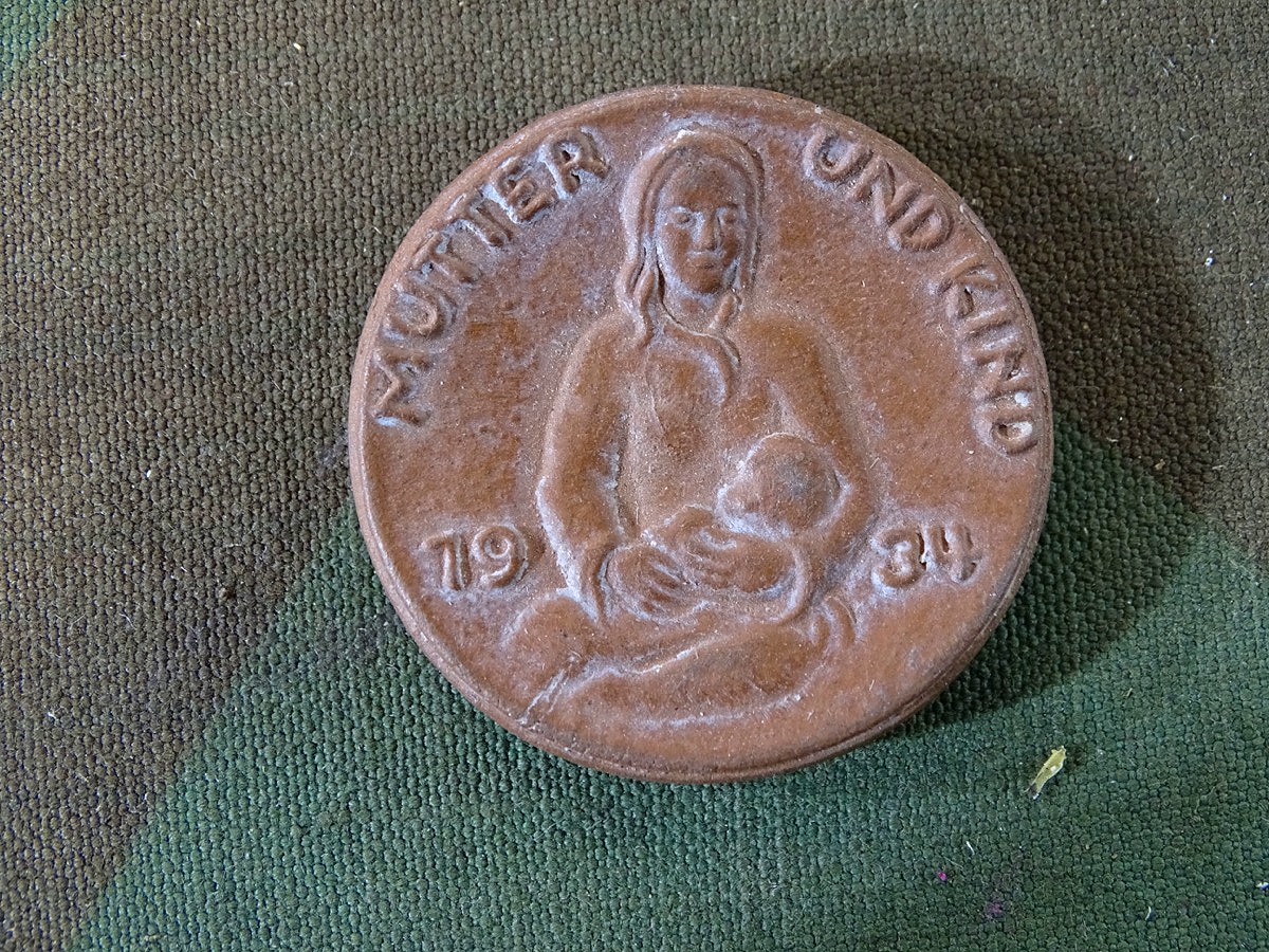 Ton Abzeichen  " Mutter und Kind 1934", seltenere Variante
