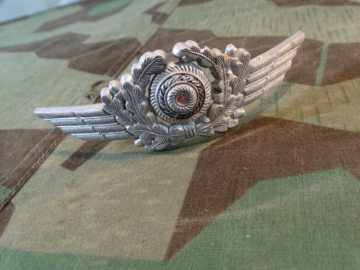 Schwinge mit Eichenlaub und Kokarde für Luftwaffen Schirmmütze, Alu, 2  Buntmetall Splinte 