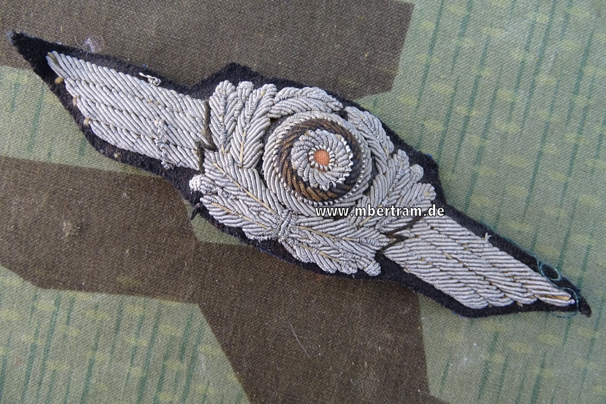 Luftwaffe, Schwinge mit Kokarde für die Schirmmütze der Offiziere, handgestickt