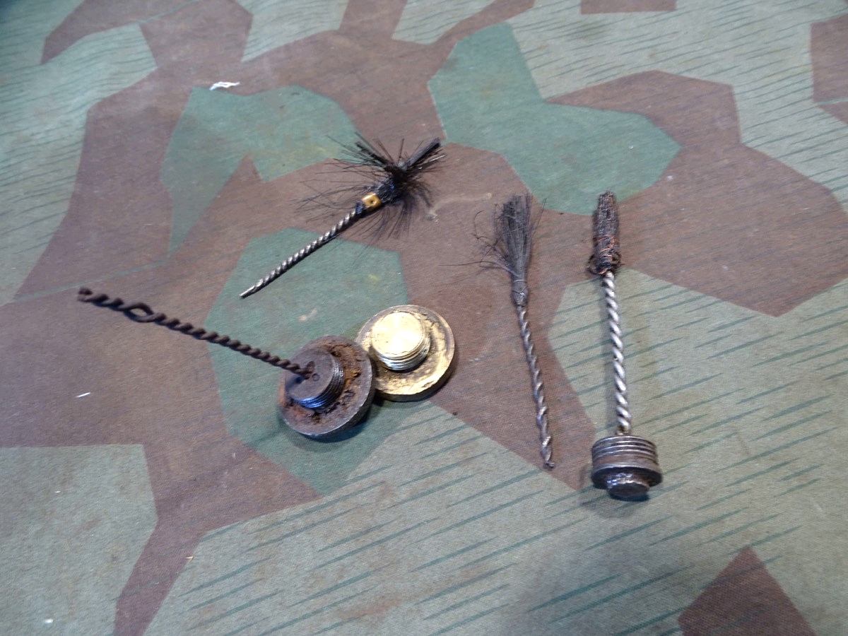 2 Griffschrauben mit 4 Fettbürstchen für russ. Maxim MG M 1910