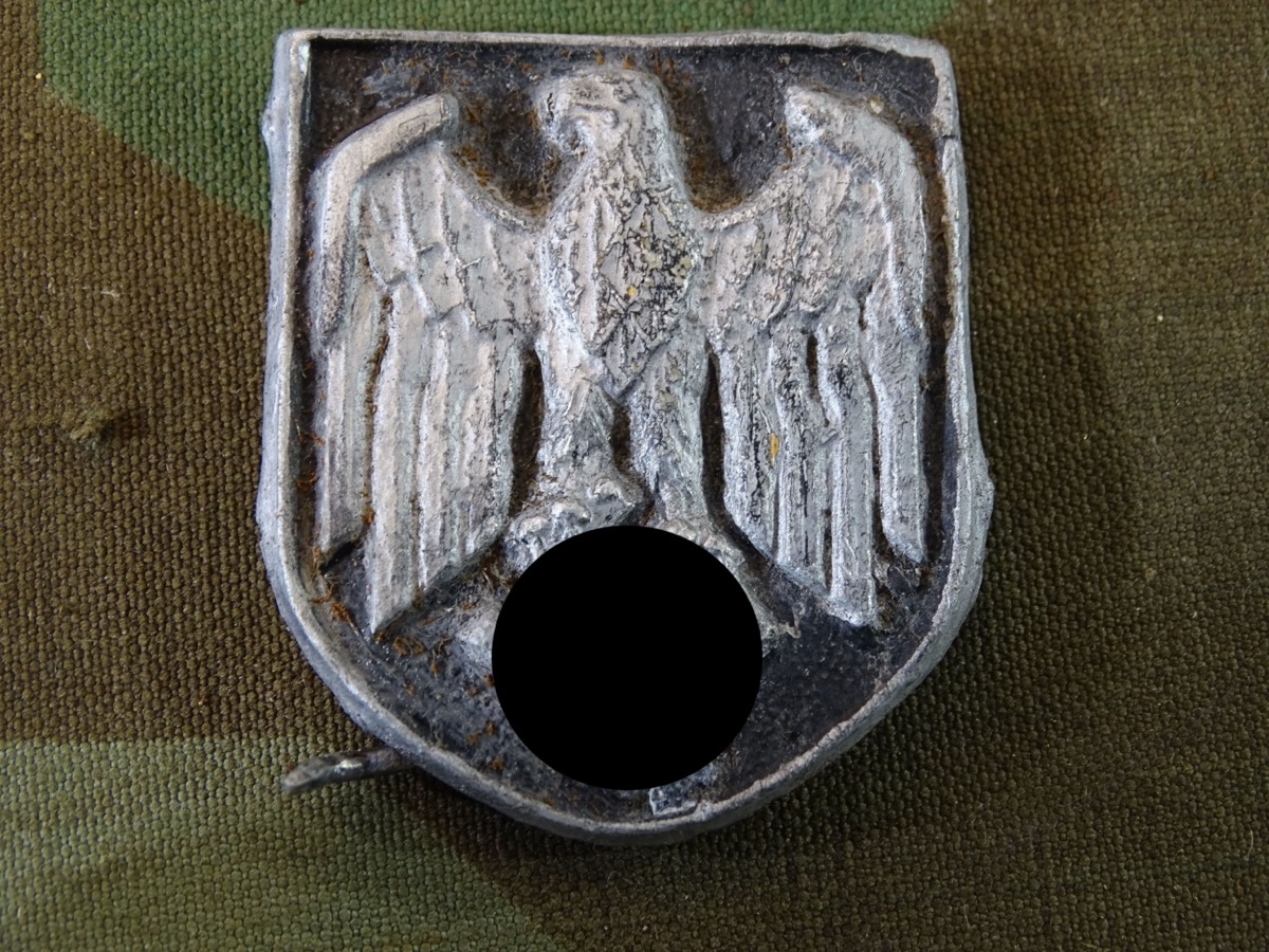 Wappen für Wehrmachts Tropenhelm, frühes Stück, Alu lackiert, a2 von 3 Splinten dran. Wohl Fundstück