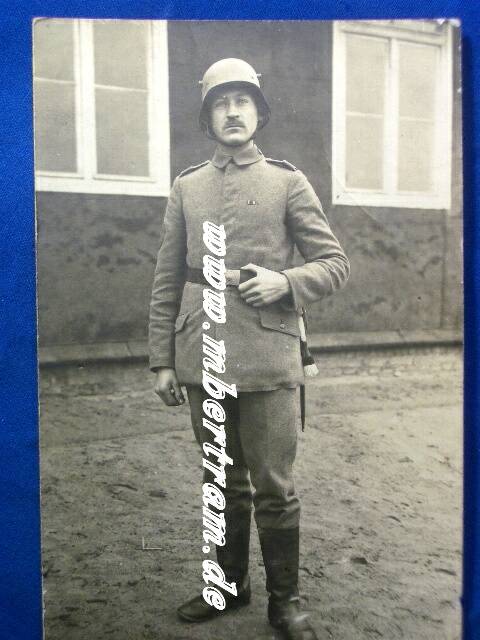 Portraitfoto 1. WK, feldgraue Uniform, Helm, Bajonett, EK 2