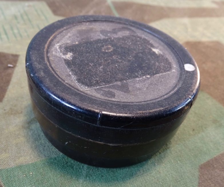 Runde 7 cm Bakelitdose Wehrmacht bdl 1942, Zünderdose ? (Isola Werke AG, Birkesdorf, Düren, Rhld.) Runde 7 cm Bakelitdose Wehrmacht bdl 1942, Zünderdose ? (Isola Werke AG, Birkesdorf, Düren, Rhld.)