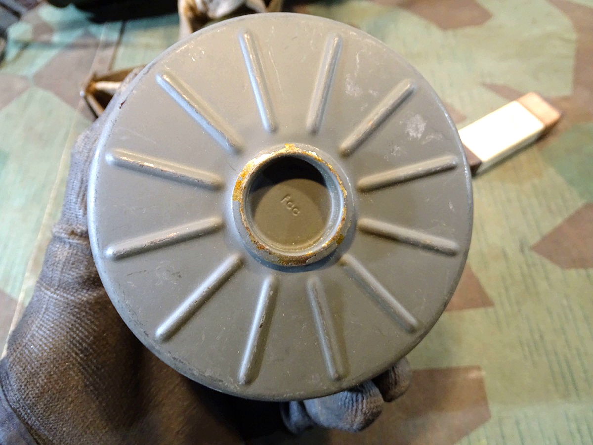 20925-10 Gasmaske mit Dose M 38 und Filter FE 41, (unbenutzt) und Losantin, alles 1944