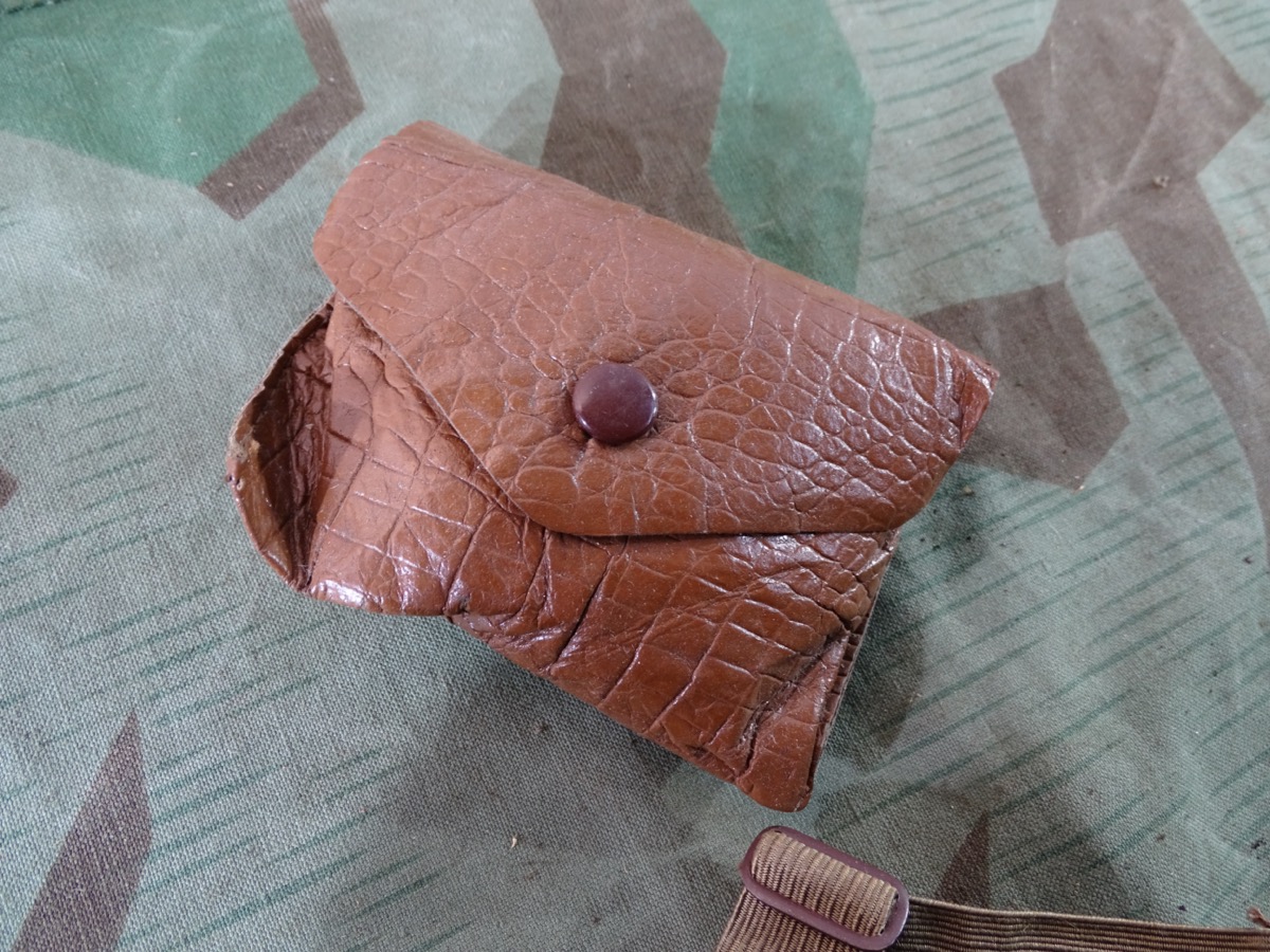 Wehrmacht Staubbrille, / Kradfahrerbrille. Braunes Leder. Getönte Gläser. Ersatzstoff Schutzhülle Wehrmacht Staubbrille, / Kradfahrerbrille. Braunes Leder. Getönte Gläser. Ersatzstoff Schutzhülle