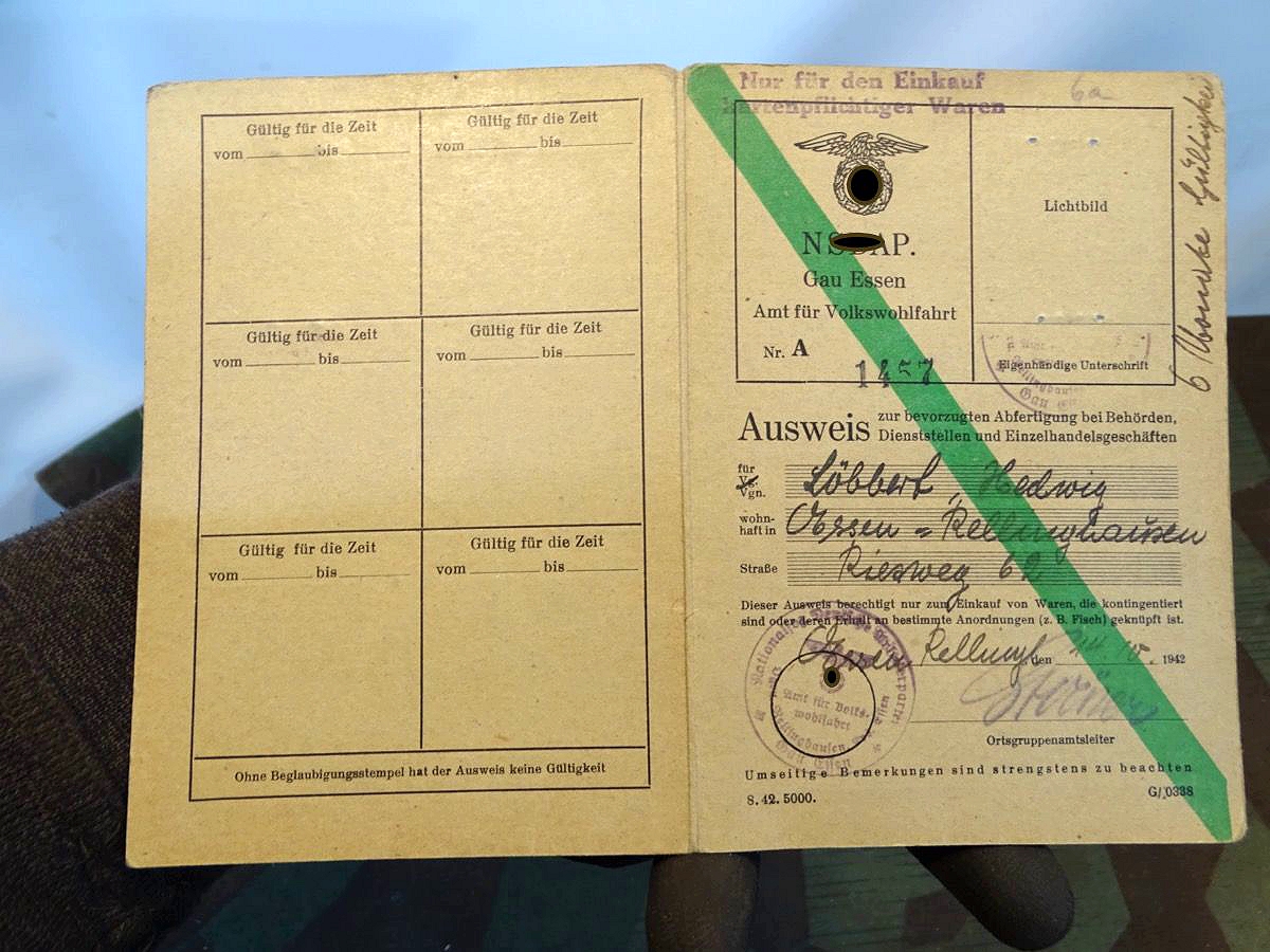 Ausweis zur bevorzugten Abfertigung bei Behörden und Geschäften für Mütter und Kanke 1942/43