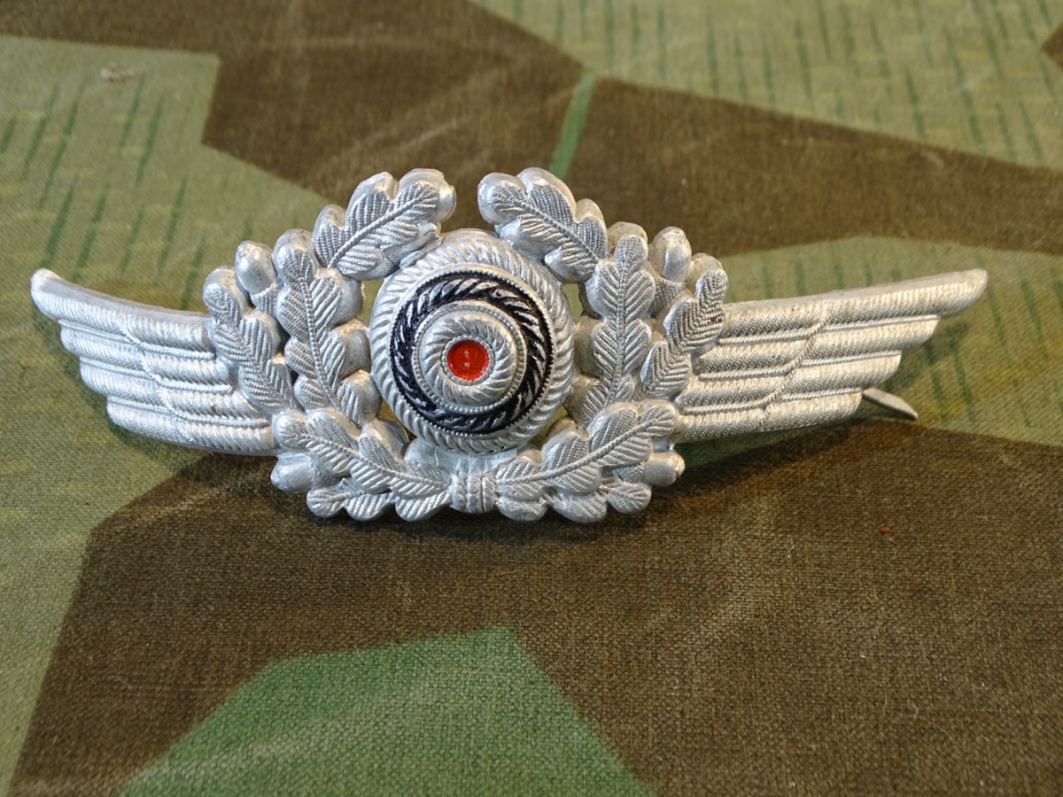 Schwinge mit Eichenlaub und Kokarde für Luftwaffen Schirmmütze, Alu, 2 von 4 Splinten erhalten. 
