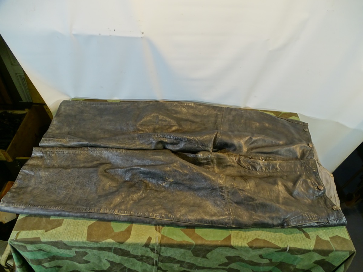 Schwarze U-Boot Lederhose der Kriegsmarine, 1944 mit Adler über M