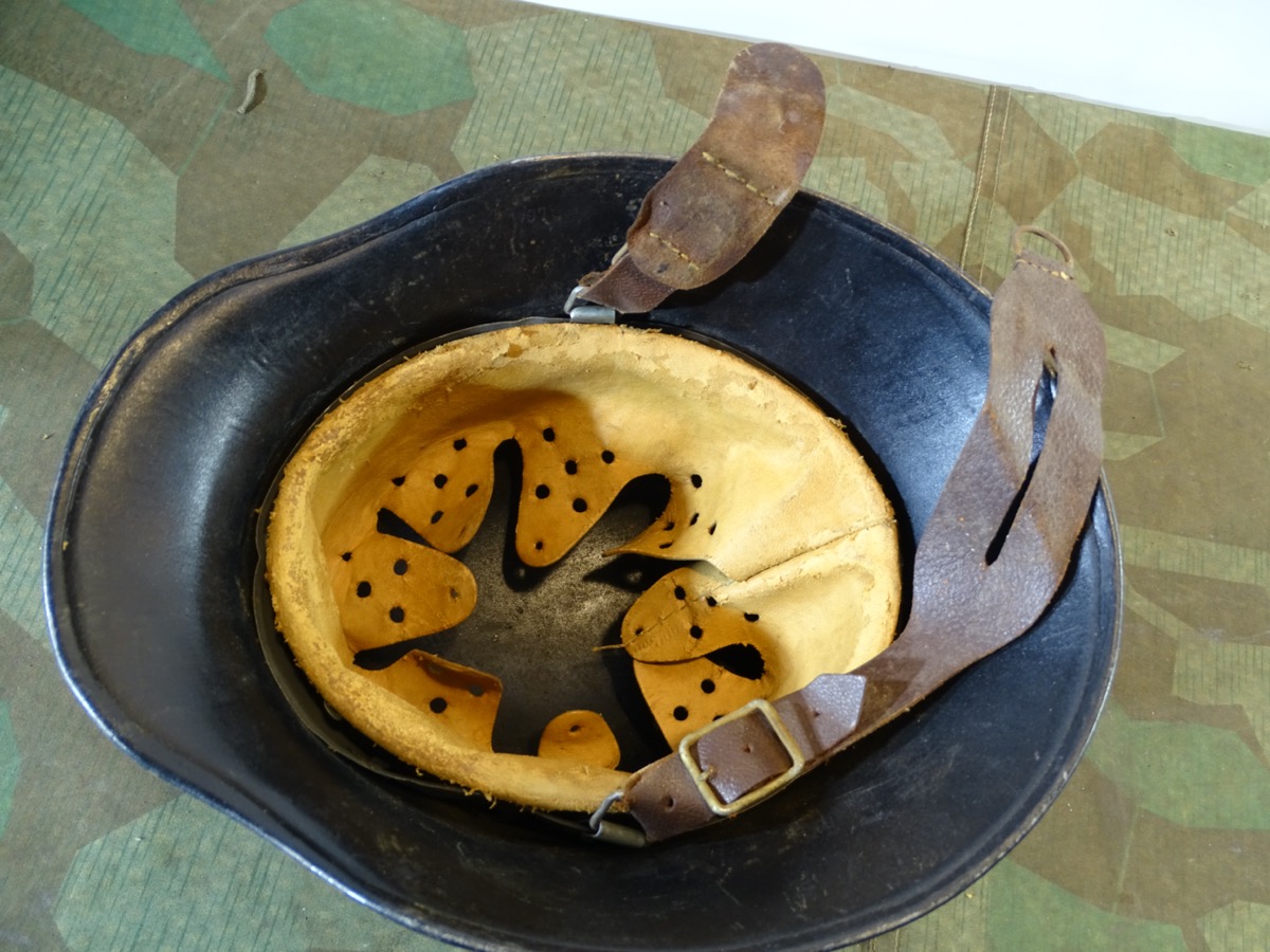 Schwarzer M 18 Stahlhelm mit Original WH Innenleben, 1. / 2. Weltkrieg