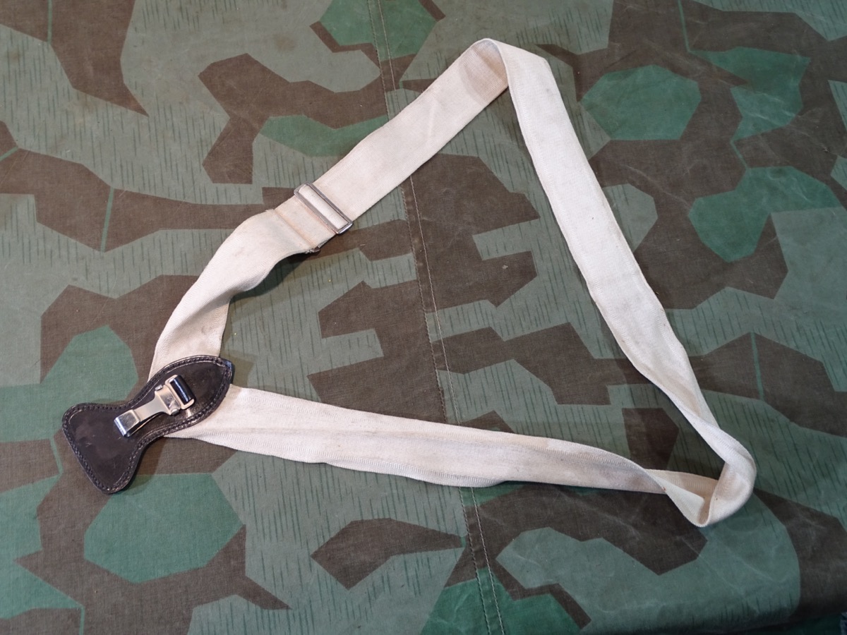 Kriegsmarine Blankwaffen Schultergurt, schwarzes Leder, blau unterlegt,  Kpt. Ltn. Schmitz Kriegsmarine Blankwaffen Schultergurt, schwarzes Leder, blau unterlegt,  Kpt. Ltn. Schmitz