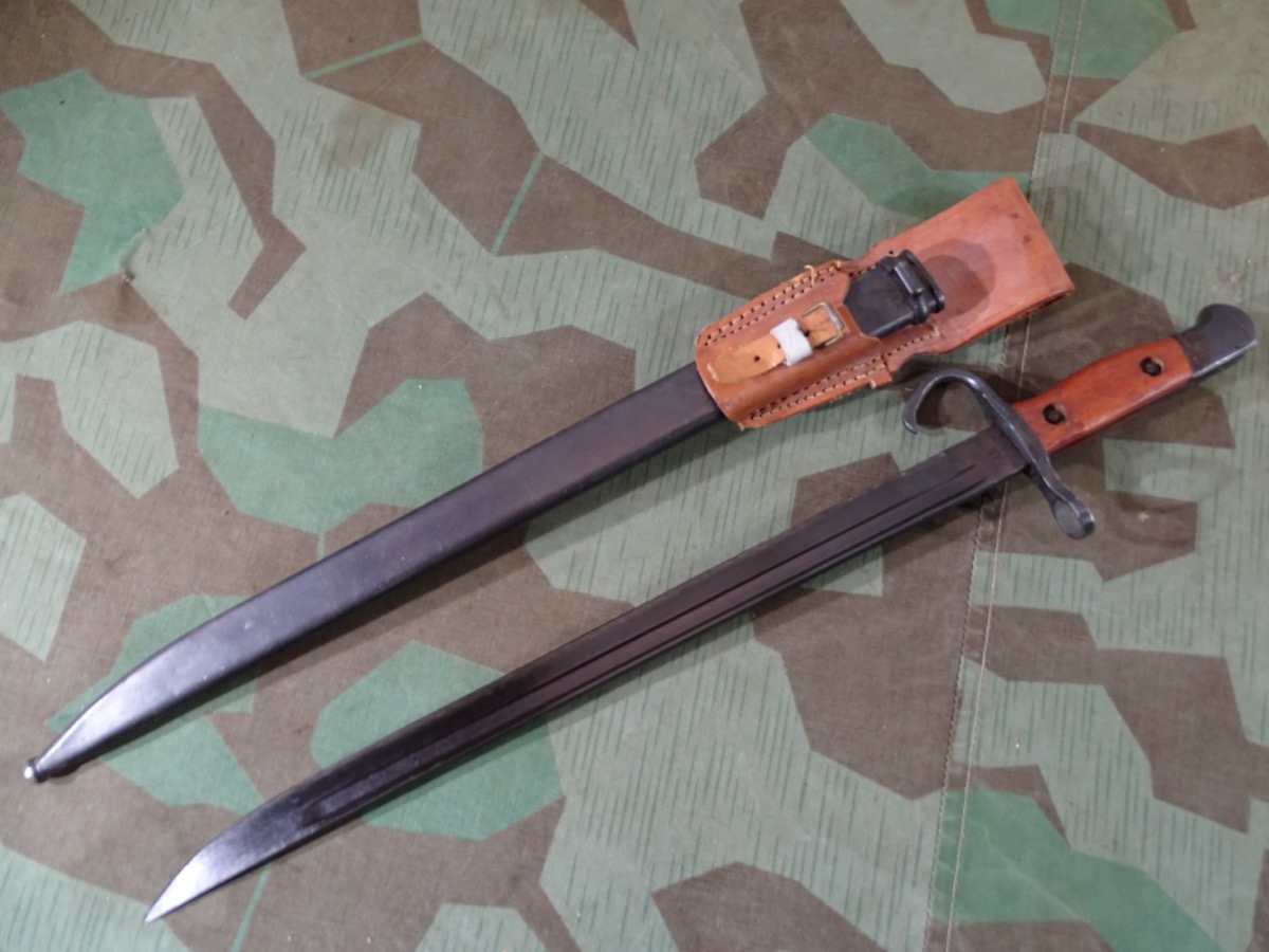 Japanisches Arisaka M 30 Bajonett mit Koppelschuh, sehr guter Zustand. 