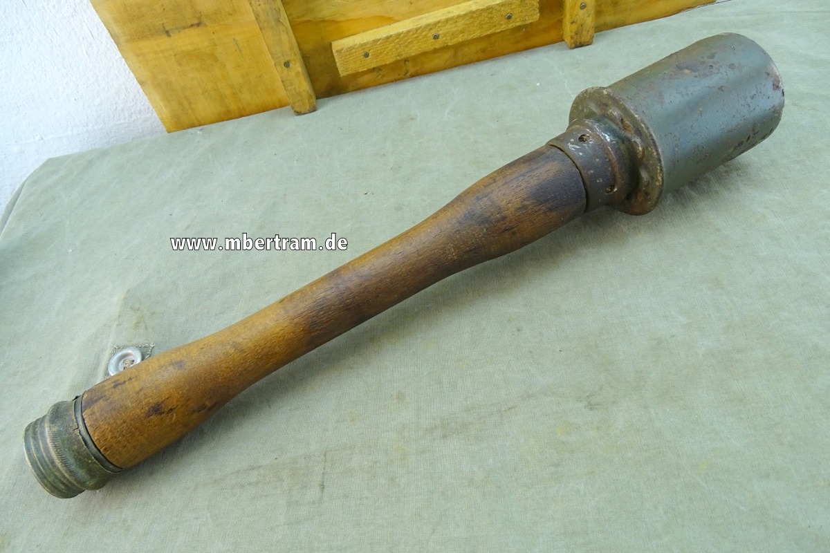 Wehrmacht M24 Stielhandgranate. Topf zu ca. 90% Originalfarbe.