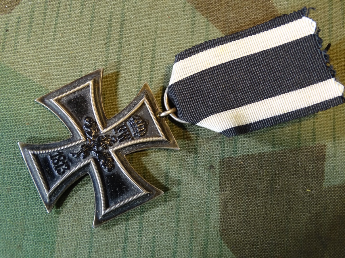 Eisernes Kreuz 2. Klasse 1914, Hst.: K.A.G. in  Ring,  an zugehörigem Bandabschnitt