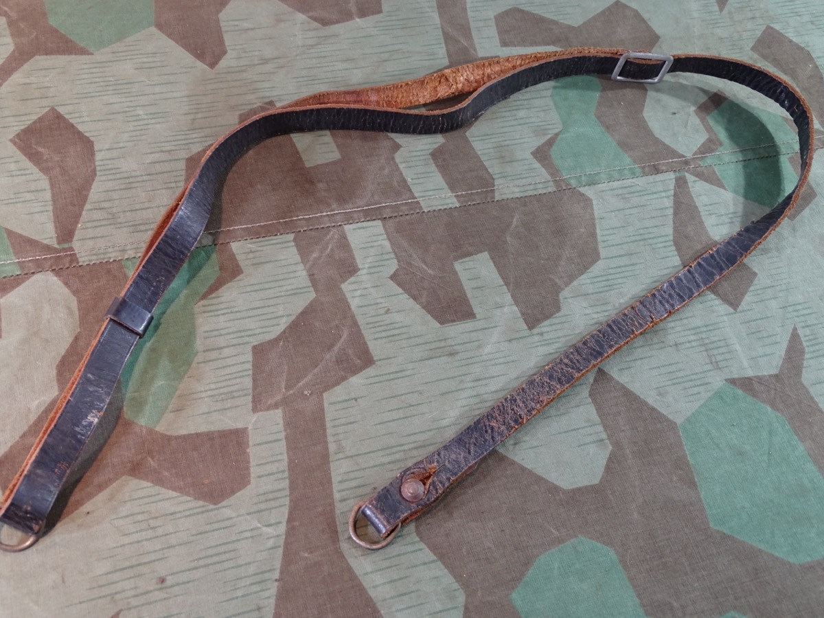 Schwarzer Trageriemen mit D Ringen für Ausrüstung und Ferngläser Wehrmacht. 