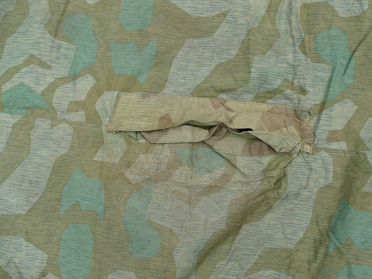 Dreieckszeltbahn Wehrmacht, bräunliches Tarnmuster, Bakelit Knöpfe um 1944, 2 Riemen (4) Dreieckszeltbahn Wehrmacht, bräunliches Tarnmuster, Bakelit Knöpfe um 1944, 2 Riemen (4)