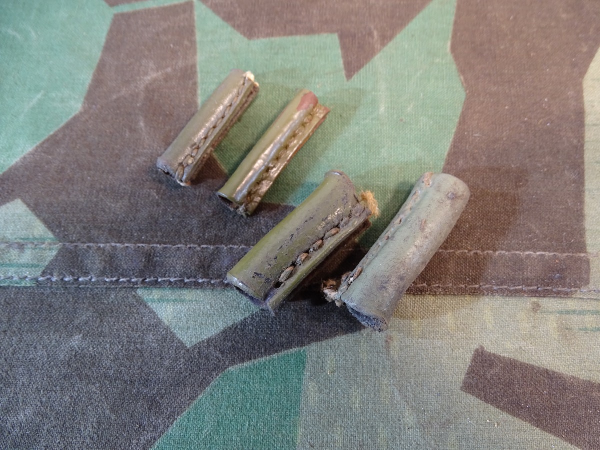 4 Leder Griffschützer für MG 42 / MG 34 Gurtkästen, 2 für den Griff, 2 für die Seiten, grüne Farbe