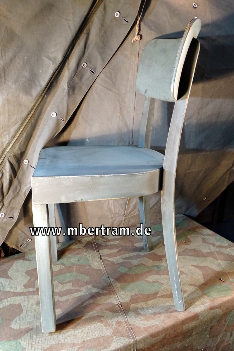 Stuhl der Arbeitsfront mit Etikett "DAF Zahnrad- Muster Möbel Nr. 104"
