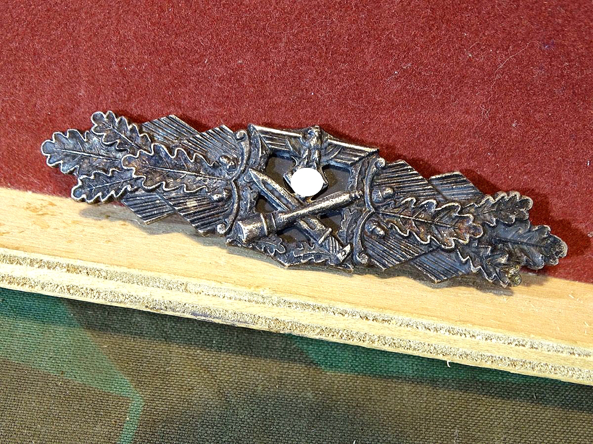 Replik: Nahkampfspange des Heeres in Silber, Hst.: Peekhaus Berlin-  Ausf. AGMu.K Gablonz.