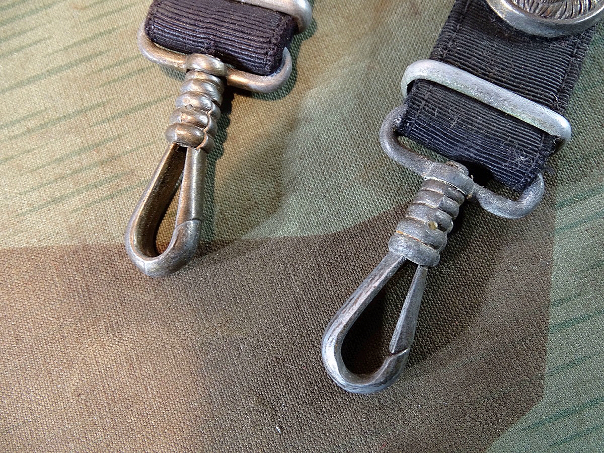 Gehänge zum Kriegsmarine Offiziersdolch, spätes Modell, Beschläge Zink vergoldet Gehänge zum Kriegsmarine Offiziersdolch, spätes Modell, Beschläge Zink vergoldet