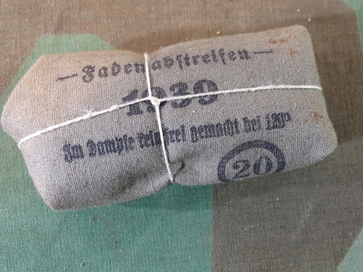 Kleines Verbandpäckchen der Wehrmacht, 1939, "Paul Hartmann A.G., Heidenheim"