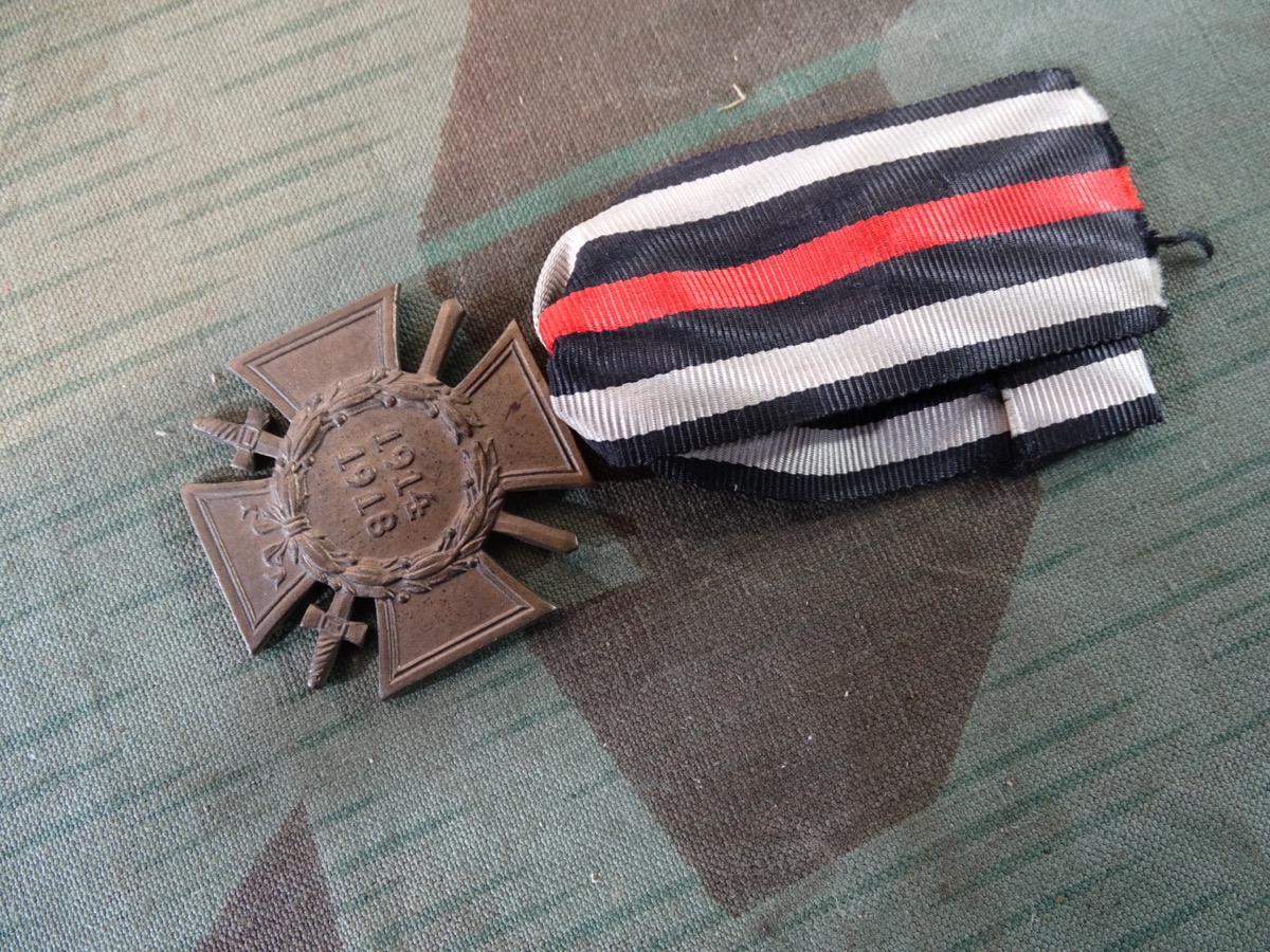 Ehrenkreuz für Frontkämpfer 1914/ 1918 mit Schwertern. B.H.L.