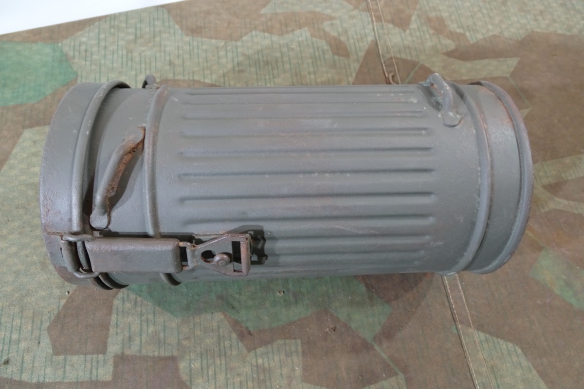 Wehrmachts Gasmaskendose HAES 1937 mit Splittertreffer am Rand
