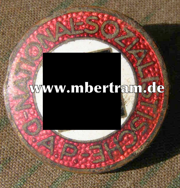 NSDAP PARTEIABZEICHEN, EMAILLIERT, Fundstück, an Nadel