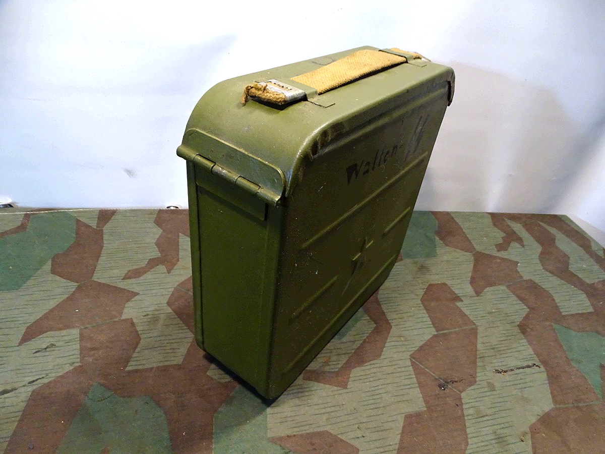 Waffenmeister Gurtkasten für das MG Maxim M 1910 mit umfangreichem Inhalt Waffenmeister Gurtkasten für das MG Maxim M 1910 mit umfangreichem Inhalt